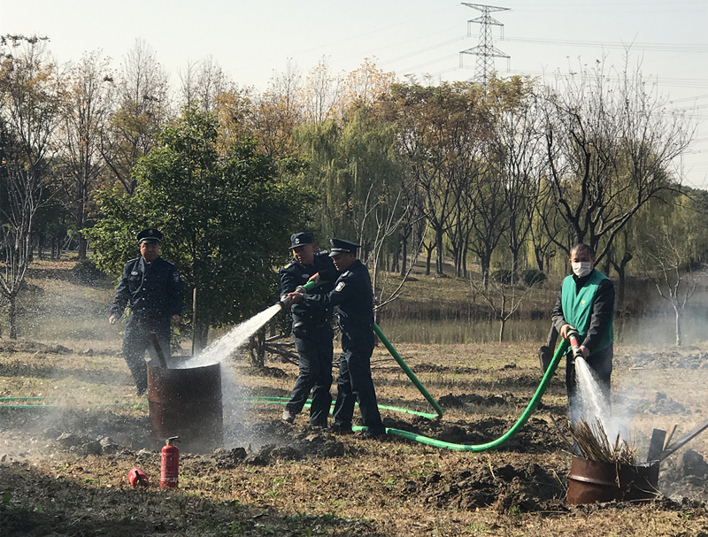 森林公園保安隊(duì)組織消防演練_副本.jpg