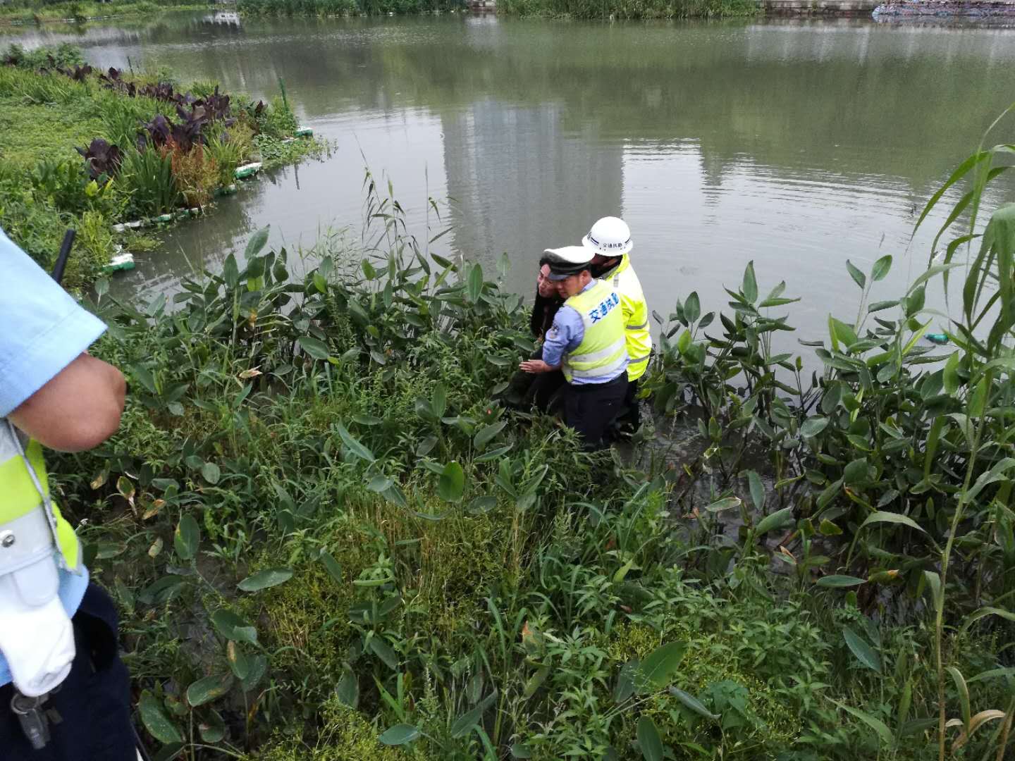 昆山市保安服務(wù)有限公司隊(duì)員見義勇為 成功救獲輕生女子.jpg