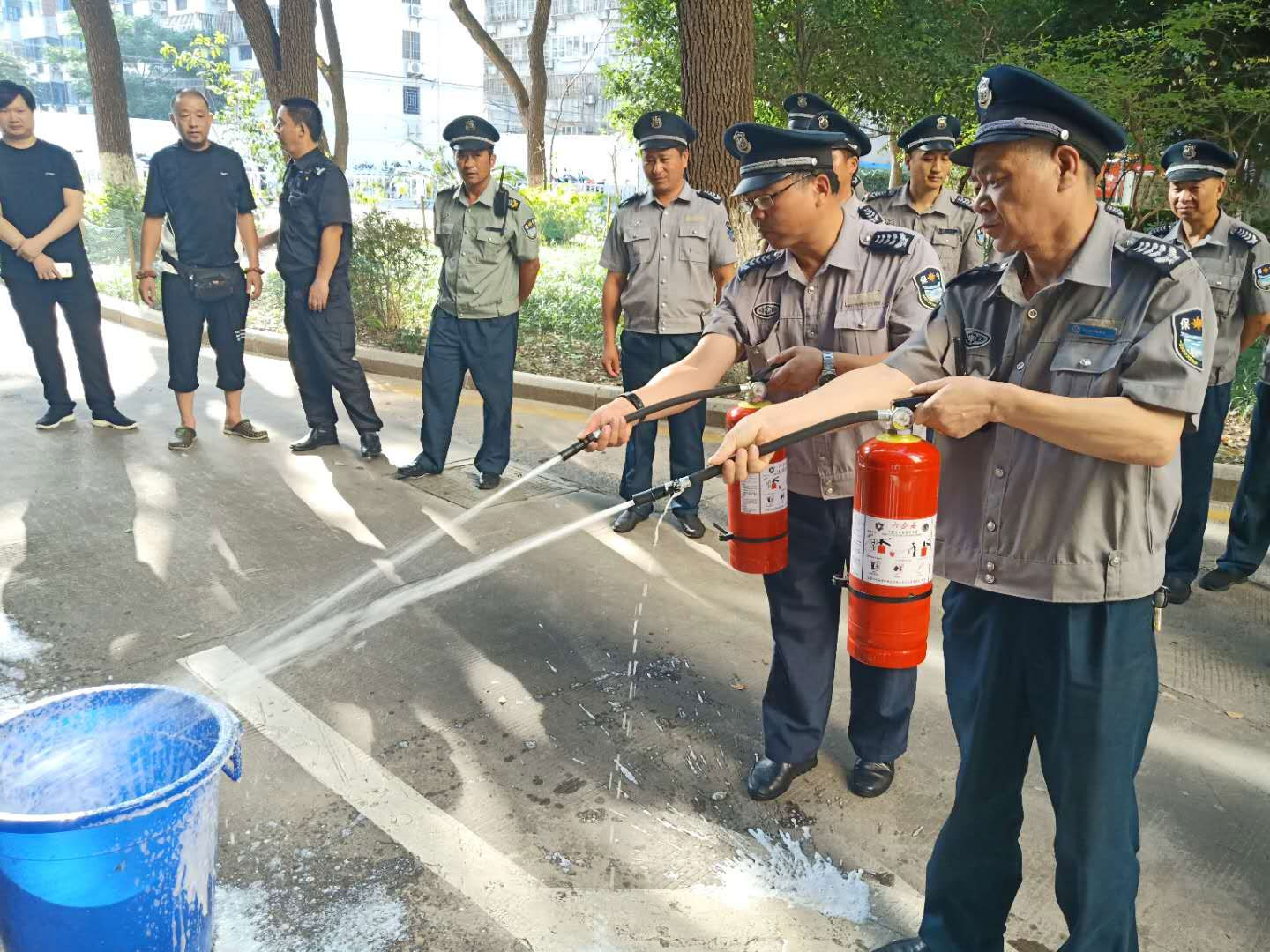 保安公司組織中醫(yī)院安保隊開展消防演練.jpg