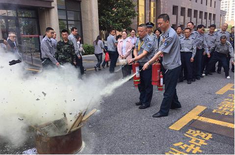 昆通物業(yè)駐農(nóng)商行物業(yè)項目部開展消防安全演練活動.jpg