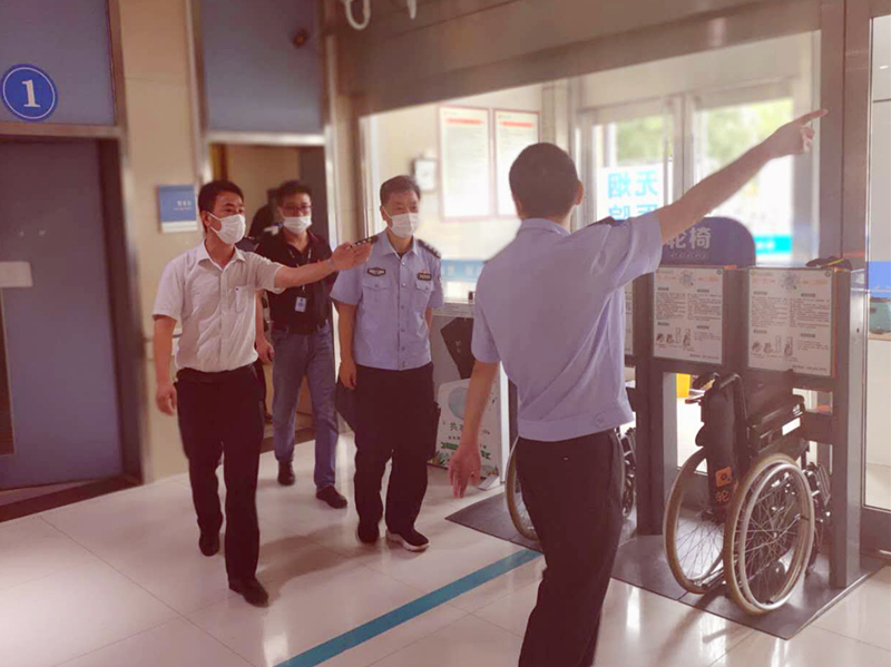 市治安大隊(duì)至昆山市保安服務(wù)有限公司中醫(yī)院駐點(diǎn)開展檢查工作 (3).jpg
