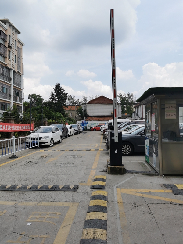 安保公司改造社區(qū)停車場 解決居民停車難題.jpg