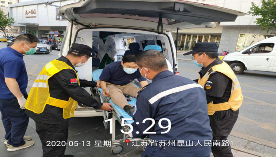 保安公司市容管理員見(jiàn)義勇為及時(shí)制止交通肇事逃逸人員 (2)_副本.jpg