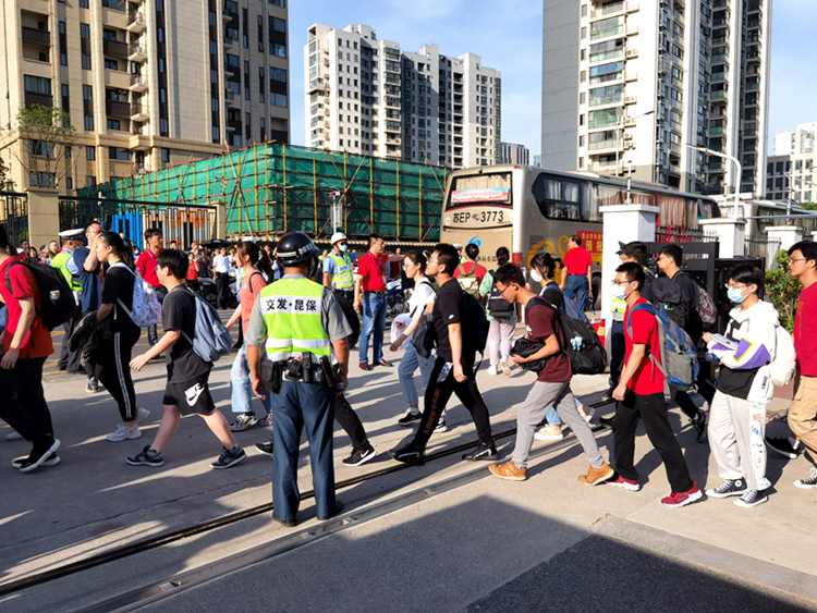 9.安保公司護(hù)航高考 助夢(mèng)莘莘學(xué)子前行.jpg