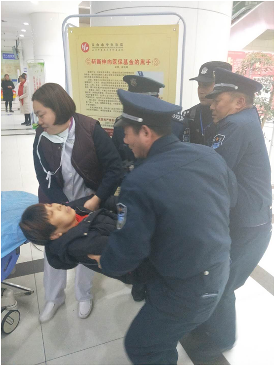 中醫(yī)院保安員熱心助人及時(shí)幫助患者脫離生命危險(xiǎn).jpg