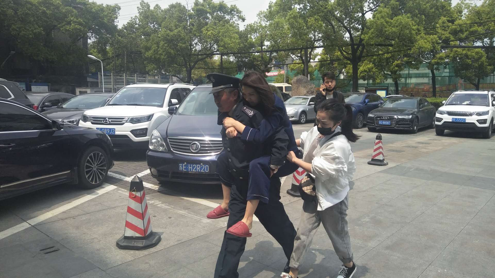 保安公司中醫(yī)院安保隊(duì)員善人之舉暖人心 (1).jpg